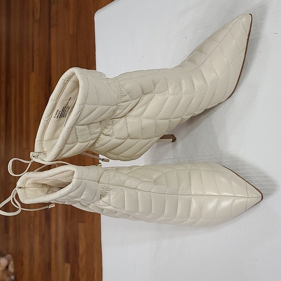 Vince Camuto "Faderick" Womens Cream Leather Quilted Heeled Ankle Boots Sz 6 EUC - Picture 1 of 12